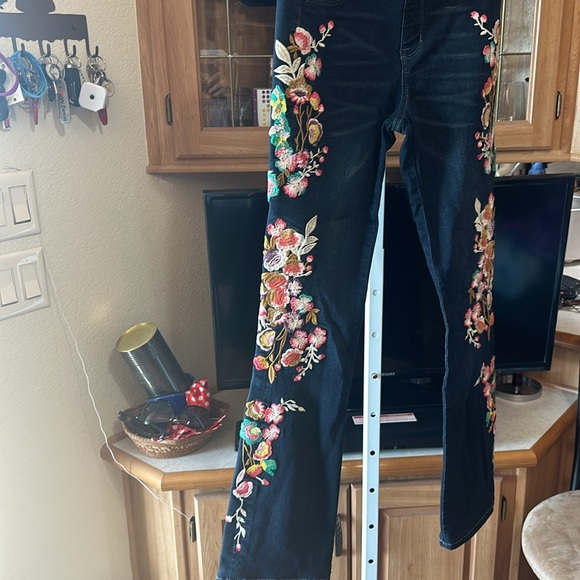 - Laurie Felt Los Angeles Jeans - Picture 2 of 8